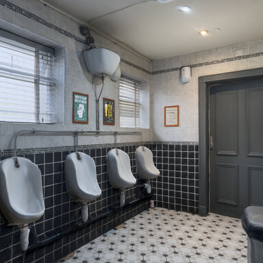 RealRooms: Pub male Toilets Scene